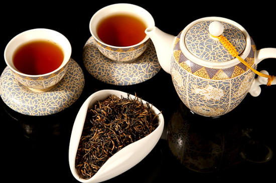 喝红茶和绿茶哪个对身体好，绿茶和红茶哪个更健康